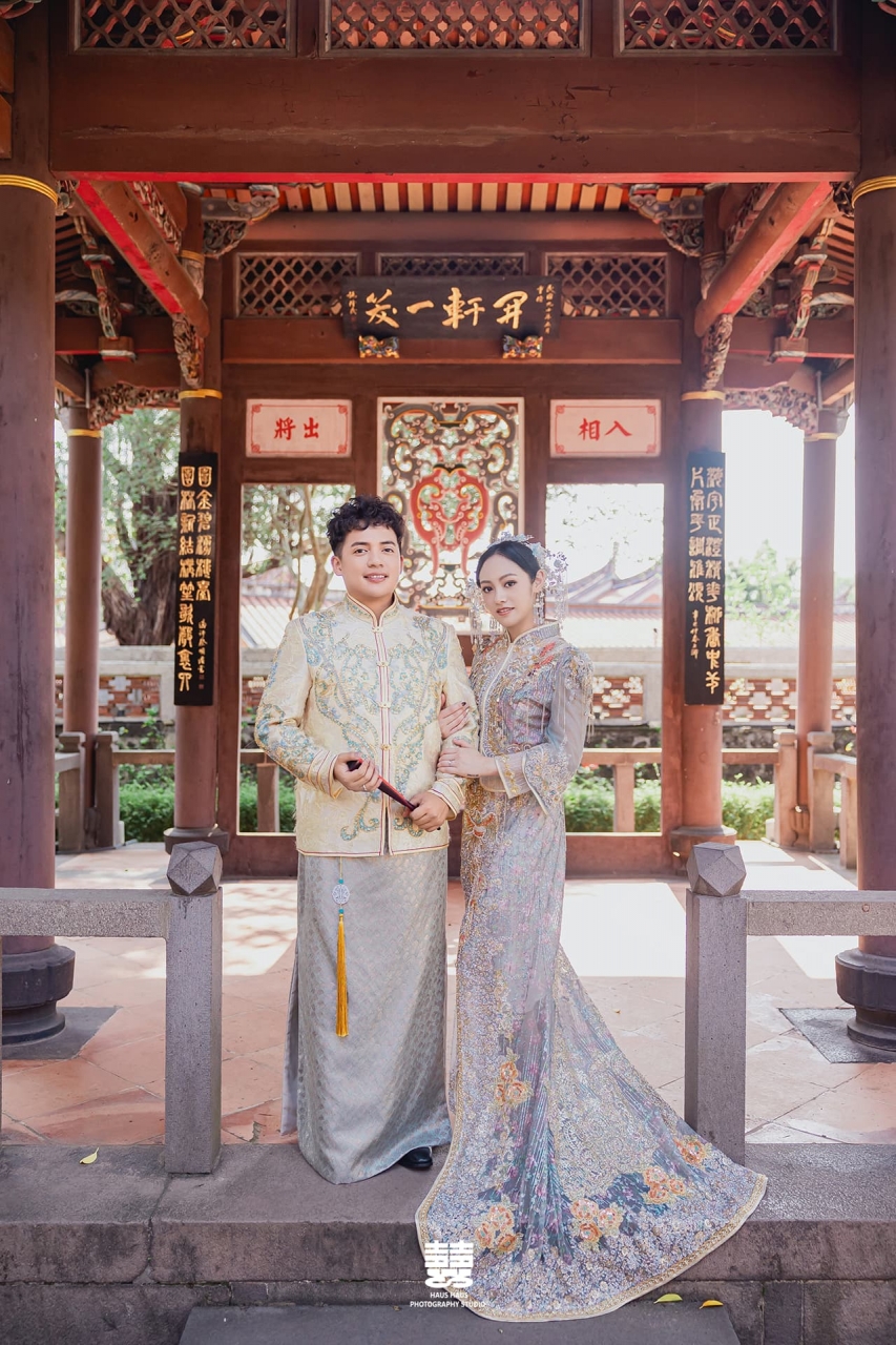 台北中式婚紗照，雍容華貴銀金色男女款龍鳳褂禮服，古厝庭院經典婚紗攝影｜發現好室