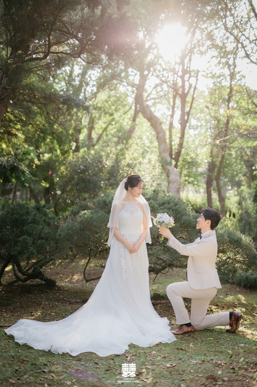 陽明山婚紗外拍景點推薦，美軍宿舍林蔭唯美逆光下新郎跪地求婚，大拖尾白紗浪漫婚紗照｜發現好室